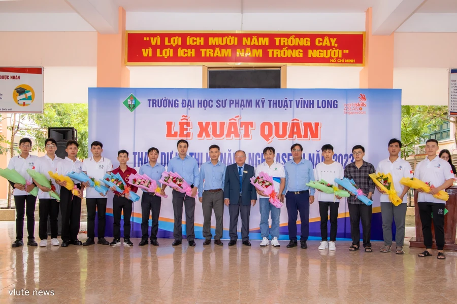 Sinh viên trường Đại học Sư phạm kỹ thuật Vĩnh Long nhận động viên từ Ban giám hiệu nhà trường.