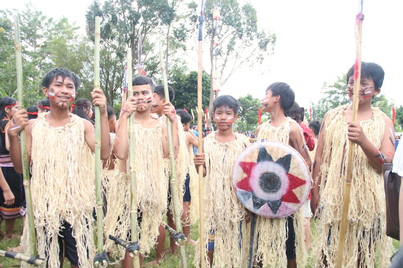 Học sinh tham gia Liên hoan Cồng chiêng - Múa xoang, thi trang phục dân tộc thiểu số. Gìn giữ văn hoá truyền thống trong trường học ảnh 2