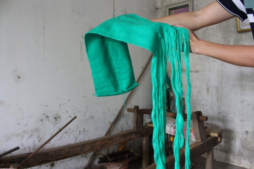 Hàng ngày, cụ Nguyễn Thị Chương (85 tuổi) vẫn cần mẫn dệt ra những chiếc khăn truyền thống của đồng bào dân tộc nơi biên cương. Cụ bà 85 tuổi giữ gìn nghề dệt truyền thống nơi biên cương ảnh 1