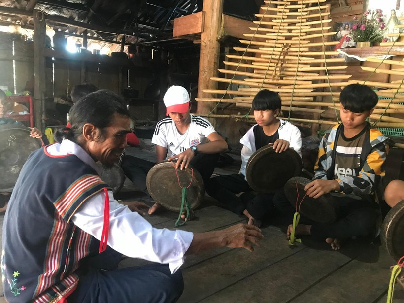 Nghệ nhân A Thui truyền dạy lại cồng chiêng cho thế hệ trẻ. Truyền lửa đam mê để cồng chiêng vang vọng ảnh 1