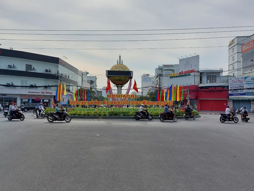Đường phố ở TP Sóc Trăng được trang trí chuẩn bị cho ngày hội.  Tôn vinh những giá trị văn hóa truyền thống của đồng bào Khmer Nam Bộ ảnh 1