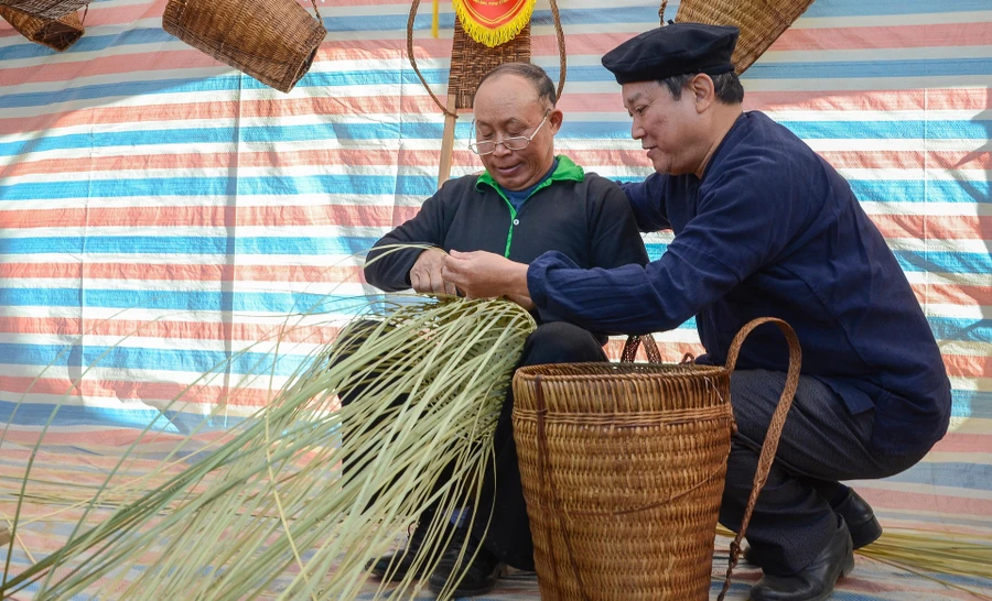 Người Mông Mường Phăng giữ nghề truyền thống