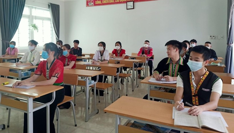 Học sinh mặc trang phục dân tộc giúp các em thêm tự hào về những nét đẹp văn hóa cội nguồn. Giữ gìn bản sắc dân tộc ở Lai Châu: Thầy, trò cùng phát huy ảnh 3