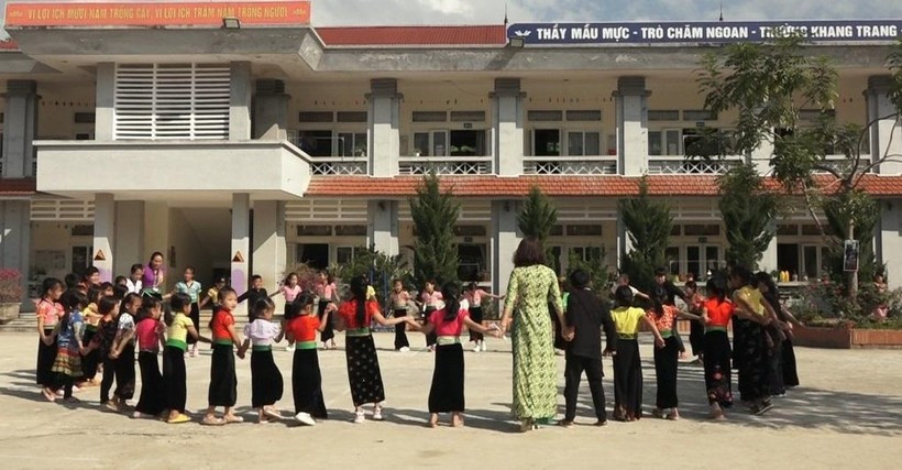 Cô trò trường Tiểu học Mường Mô trong điệu múa xòe truyền thống của dân tộc Thái. Giữ gìn bản sắc dân tộc ở Lai Châu: Thầy, trò cùng phát huy ảnh 2