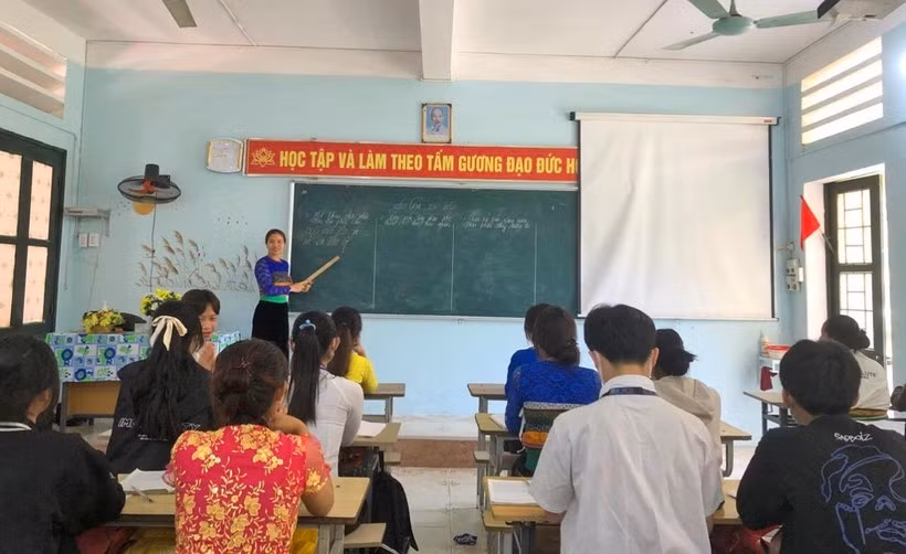 Cô giáo dân tộc Thái và nhiệt huyết 'gieo chữ' cho học sinh đồng bào ảnh 1