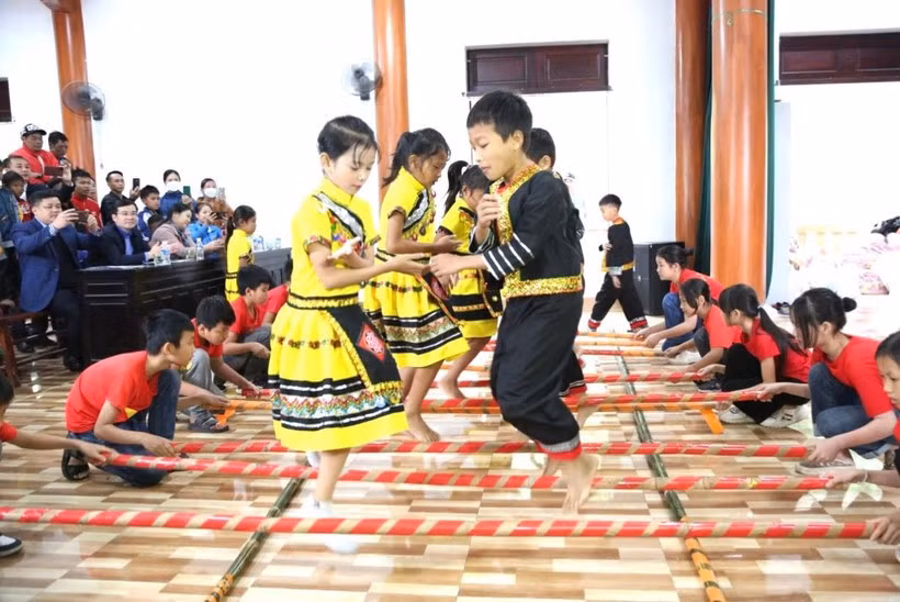 Trẻ em đồng bào Chứt biểu diễn văn nghệ vui đón Tết Chăm Cha Bới. Người Chứt vui Tết Chăm Cha Bới ảnh 2