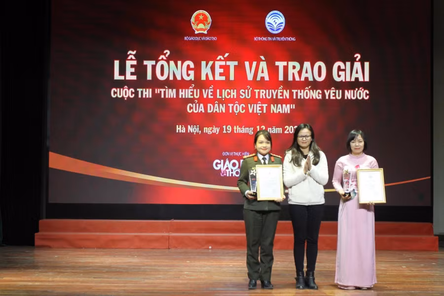 Trao giải cuộc thi Tìm hiểu lịch sử truyền thống yêu nước của dân tộc Việt Nam ảnh 7