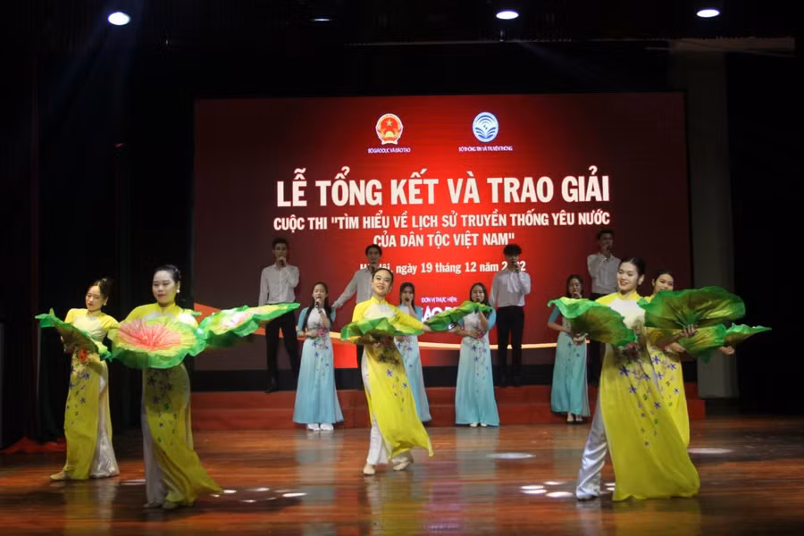 Trao giải cuộc thi Tìm hiểu lịch sử truyền thống yêu nước của dân tộc Việt Nam ảnh 3