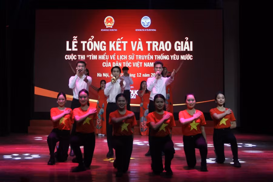 Trao giải cuộc thi Tìm hiểu lịch sử truyền thống yêu nước của dân tộc Việt Nam ảnh 1