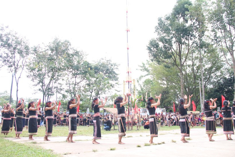 Những nữ sinh dịu dàng, uyển chuyển trong điệu múa xoang truyền thống. Học sinh yêu thích, gìn giữ văn hoá truyền thống ảnh 1