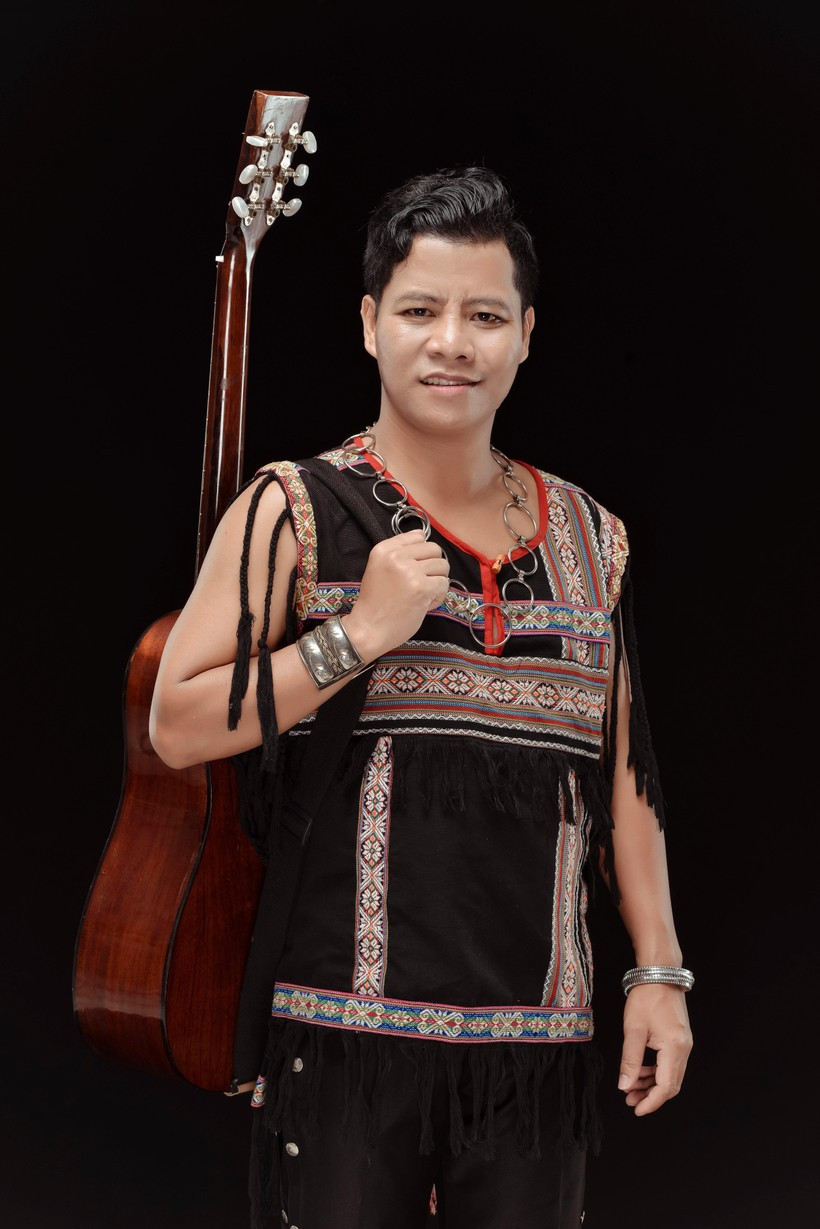 Thiếu tá, NSƯT Ploong Thiết tên thật là Hồ Văn Thiết, người dân tộc Pa Cô. Ảnh NVCC. NSƯT Ploong Thiết: “Viên ngọc thô” của xứ Huế ảnh 2