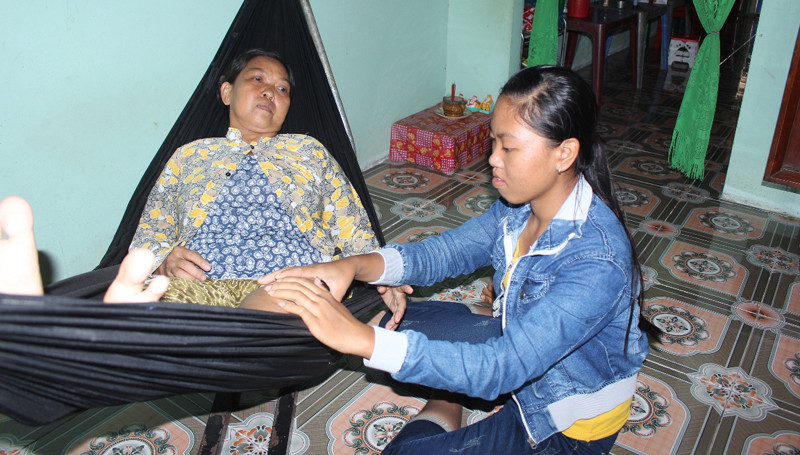 Tú đang chăm sóc mẹ