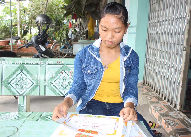 9 năm liền Tú là HS giỏi xếp thứ hạng cao trong trường