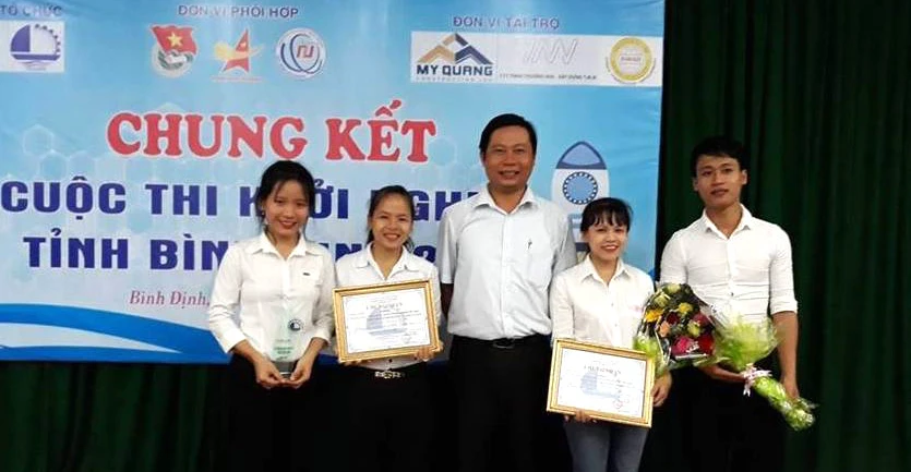 Nhóm SV giành giải Nhất chung kết cuộc thi Khởi nghiệp tỉnh Bình Định năm 2017