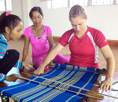 Khách nước ngoài làm quen nghề dệt thổ cẩm Khách nước ngoài làm quen nghề dệt thổ cẩm