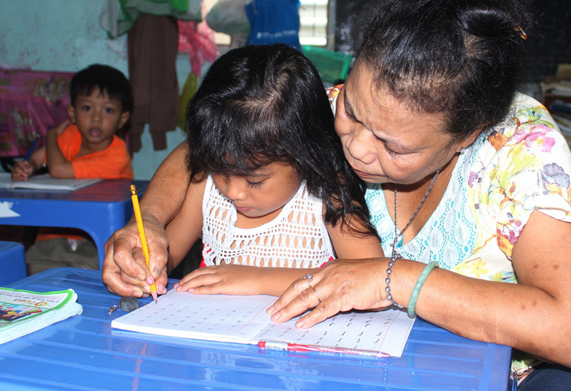 Có hàng trăm em học sinh nghèo được cô Mươn xóa mù chữ