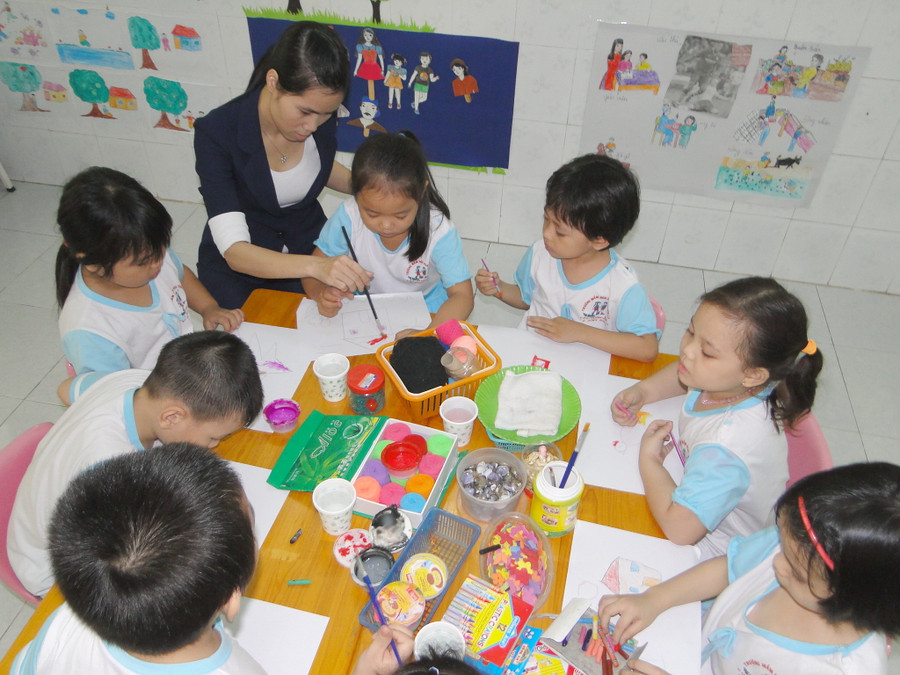 Cô giáo trẻ mới vào nghề ở một trường mầm non Cô giáo trẻ mới vào nghề ở một trường mầm non