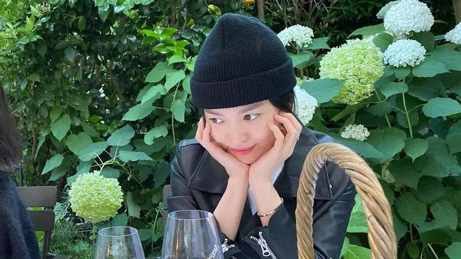 Song Hye Kyo lên đồ trẻ trung với áo da và tạo điểm nhấn bằng mũ len tại Pháp. Song Hye Kyo lên đồ trẻ trung với áo da và tạo điểm nhấn bằng mũ len tại Pháp.