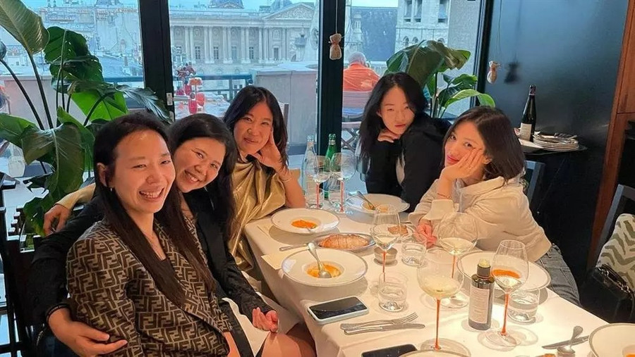 Trước những thông tin về việc chồng cũ kết hôn, Song Hye Kyo tránh mọi câu hỏi liên quan. Cô hiếm hoi đăng tải hình ảnh trên các trang mạng xã hội. Trước những thông tin về việc chồng cũ kết hôn, Song Hye Kyo tránh mọi câu hỏi liên quan. Cô hiếm hoi đăng tải hình ảnh trên các trang mạng xã hội.