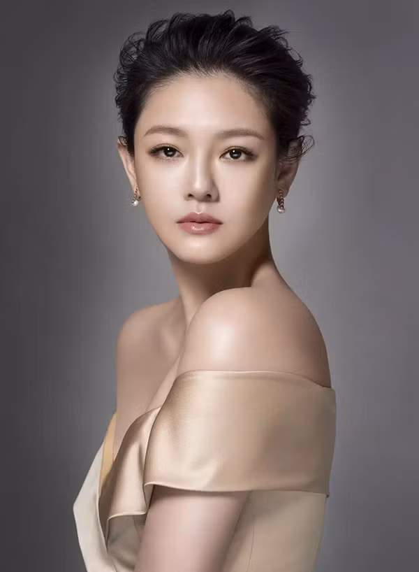 Cô thường chọn cách trang điểm tự nhiên và ưa thích son bóng để đôi môi trở nên căng bóng hơn.