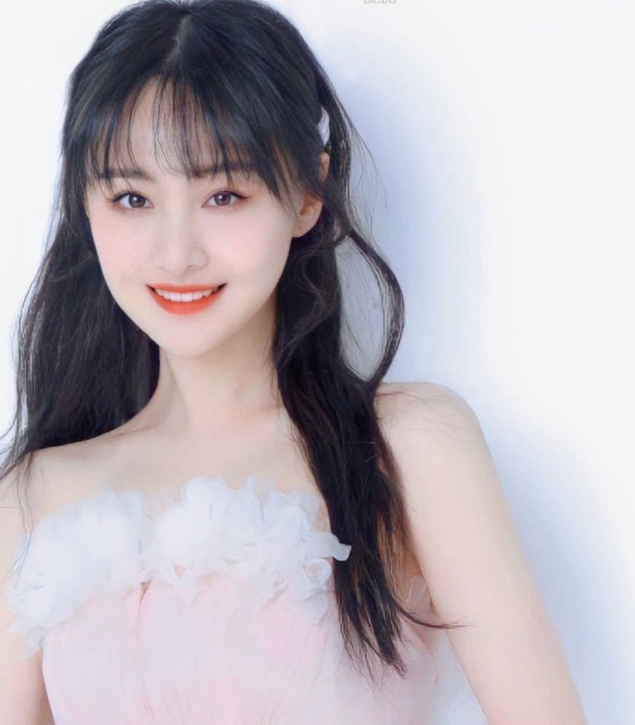 Trịnh Sảng bị cấm cửa khỏi showbiz Trung Quốc từ đầu năm 2021, sau khi bạn trai cô - Trương Hằng - tố cáo diễn viên nhờ mang thai hộ rồi chối bỏ con. Cô còn bị buộc tội trốn thuế, phải nộp phạt 299 triệu NDT (gần 44,7 triệu USD).