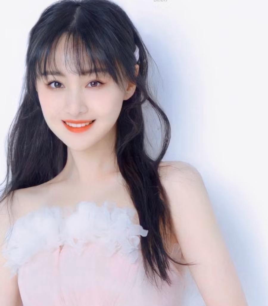 Trịnh Sảng bị cấm cửa khỏi showbiz Trung Quốc từ đầu năm 2021, sau khi bạn trai cô - Trương Hằng - tố cáo diễn viên nhờ mang thai hộ rồi chối bỏ con. Cô còn bị buộc tội trốn thuế, phải nộp phạt 299 triệu NDT (gần 44,7 triệu USD).