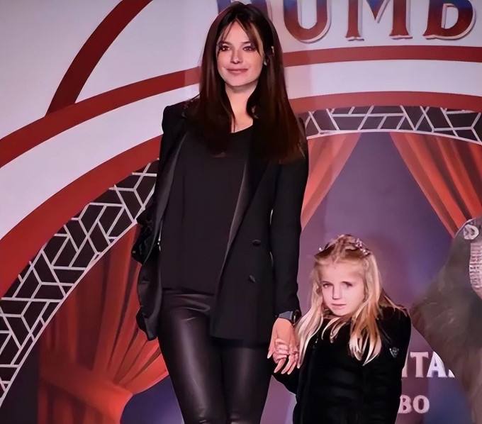 Hình ảnh bé gái bị đồn đoán là con gái của nữ diễn viên người Anh. Hình ảnh bé gái bị đồn đoán là con gái của nữ diễn viên người Anh.