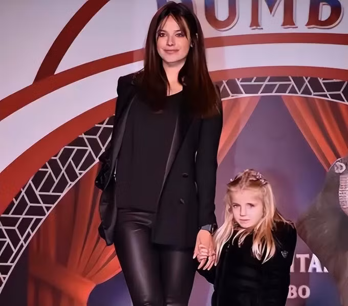 Hình ảnh bé gái bị đồn đoán là con gái của nữ diễn viên người Anh.