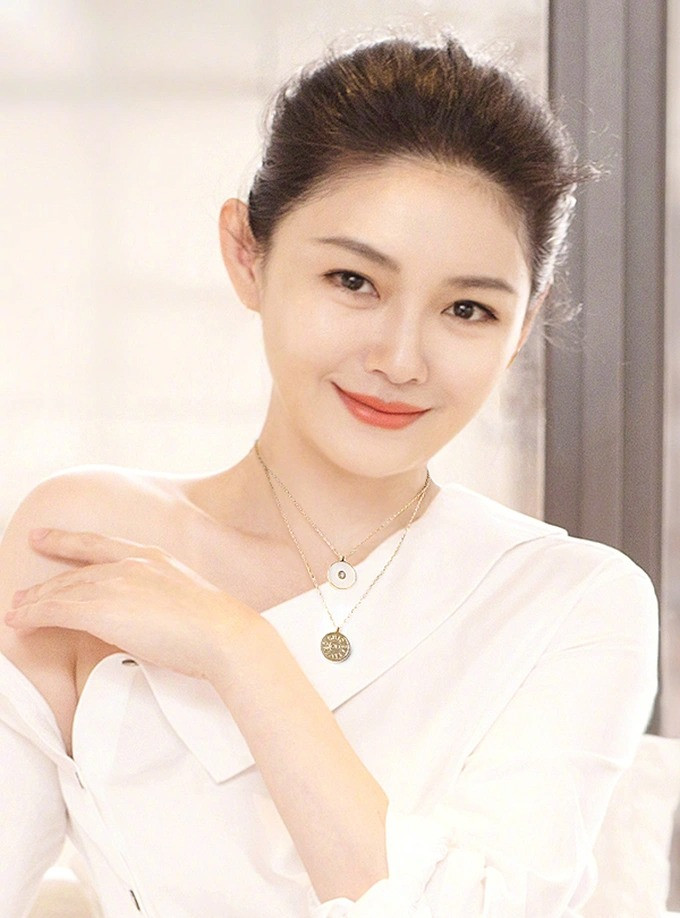 Từ Hy Viên sở hữu vẻ đẹp tự nhiên, gương mặt bầu bĩnh và đôi mắt rạng rỡ giúp cô luôn được khen ngợi trẻ trung hơn so với tuổi. Từ Hy Viên sở hữu vẻ đẹp tự nhiên, gương mặt bầu bĩnh và đôi mắt rạng rỡ giúp cô luôn được khen ngợi trẻ trung hơn so với tuổi.