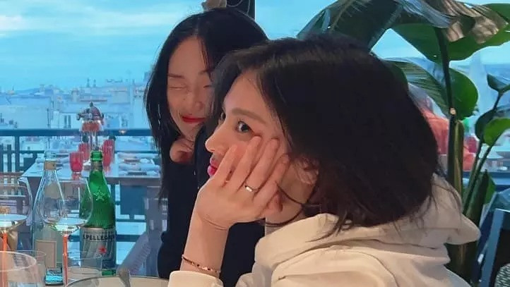 Song Hye Kyo vui vẻ tận hưởng cuộc sống độc thân bên bạn bè tại Pháp hồi tháng 7. Song Hye Kyo vui vẻ tận hưởng cuộc sống độc thân bên bạn bè tại Pháp hồi tháng 7.