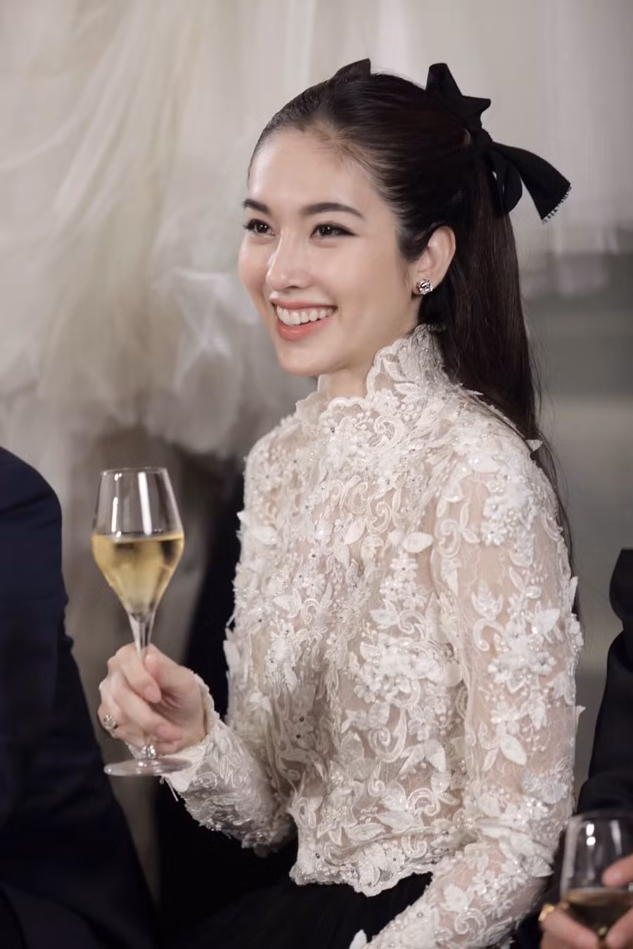 Cô đăng quang Miss Tiffany Universal năm 2004, sau đó chiến thắng tại Miss International Queen.