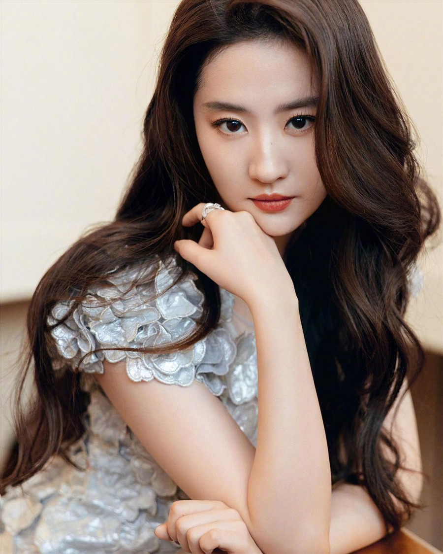 Nhờ sức hút mạnh mẽ với người hâm mộ và sự ảnh hưởng với truyền thông, Lưu Diệc Phi hiện vẫn là lựa chọn số một của các nhãn hàng tại châu Á. Nhờ sức hút mạnh mẽ với người hâm mộ và sự ảnh hưởng với truyền thông, Lưu Diệc Phi hiện vẫn là lựa chọn số một của các nhãn hàng tại châu Á.