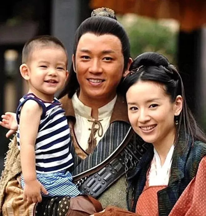 Gia đình Đổng Khiết thuở còn mặn nồng. Gia đình Đổng Khiết thuở còn mặn nồng.