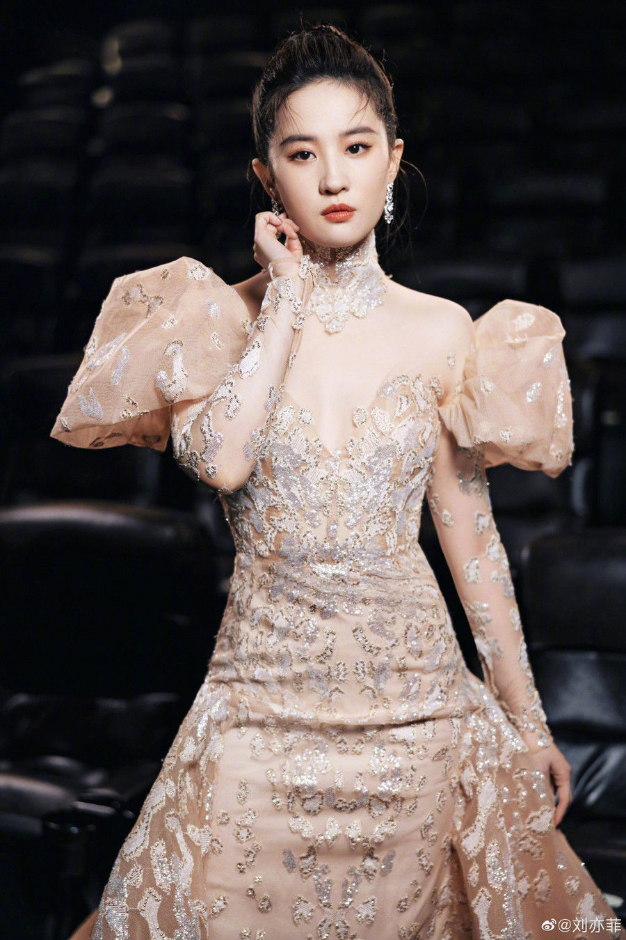 Ngoài ra, cô cũng chia sẻ chọn làm sạch da mặt bằng nước ấm. Rửa sạch với nước ấm không chỉ giúp loại bỏ bụi bẩn trên mặt mà còn giúp lỗ chân lông được làm sạch sâu. Ngoài ra, cô cũng chia sẻ chọn làm sạch da mặt bằng nước ấm. Rửa sạch với nước ấm không chỉ giúp loại bỏ bụi bẩn trên mặt mà còn giúp lỗ chân lông được làm sạch sâu.