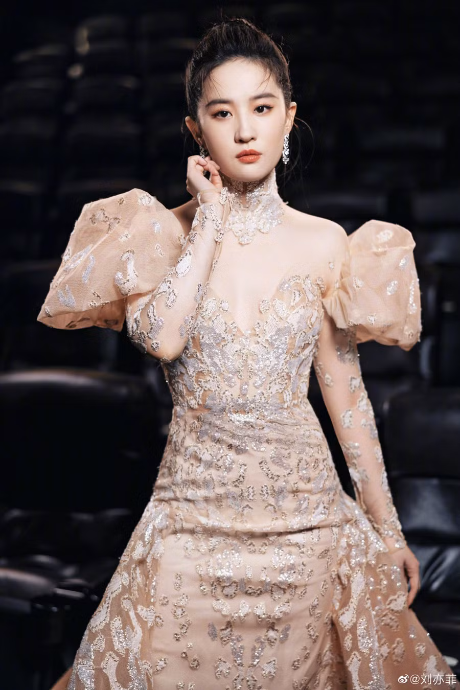 Ngoài ra, cô cũng chia sẻ chọn làm sạch da mặt bằng nước ấm. Rửa sạch với nước ấm không chỉ giúp loại bỏ bụi bẩn trên mặt mà còn giúp lỗ chân lông được làm sạch sâu.