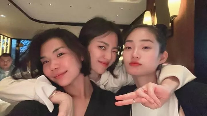 Nữ diễn viên tạo dáng hồn nhiên, khoe sống mũi thẳng tắp. Nữ diễn viên tạo dáng hồn nhiên, khoe sống mũi thẳng tắp.