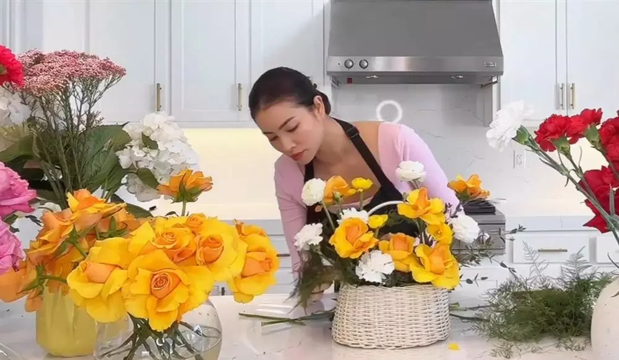Cô thường xuyên cập nhật hình ảnh trên mạng xã hội. Cô thường xuyên cập nhật hình ảnh trên mạng xã hội.
