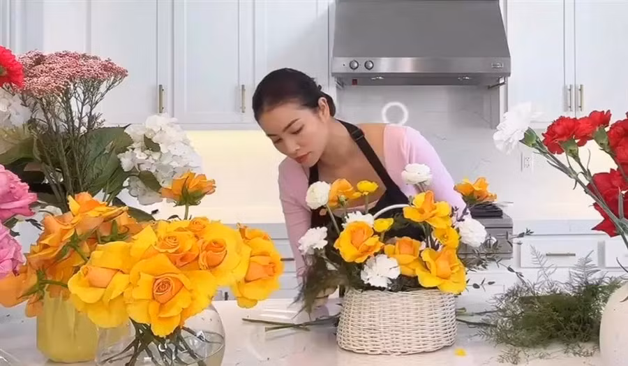 Cô thường xuyên cập nhật hình ảnh trên mạng xã hội.