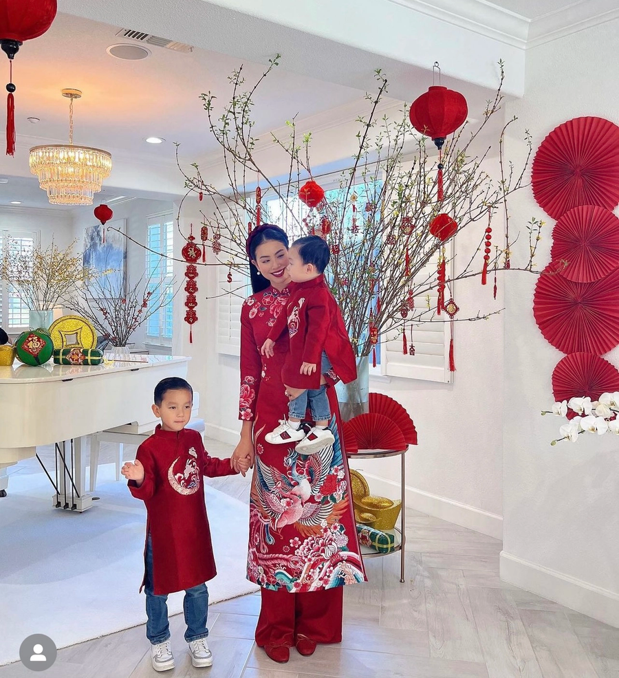 Phạm Hương khoe khoảnh khắc hạnh phúc bên 2 con trong trang phục áo dài truyền thống. Phạm Hương khoe khoảnh khắc hạnh phúc bên 2 con trong trang phục áo dài truyền thống.