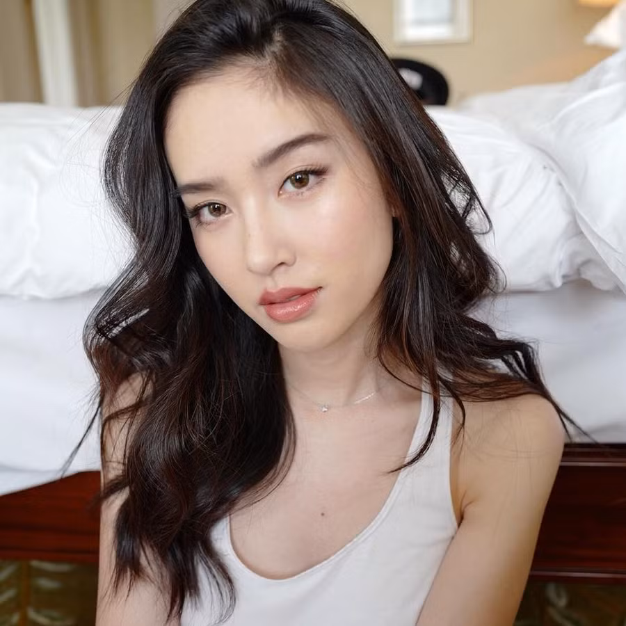 Cô từng đóng các phim điện ảnh, truyền hình như Cuộc chiến á phiện, Đổ thành phong vân 2, Bác sĩ ma quỷ, Nang Khaen.