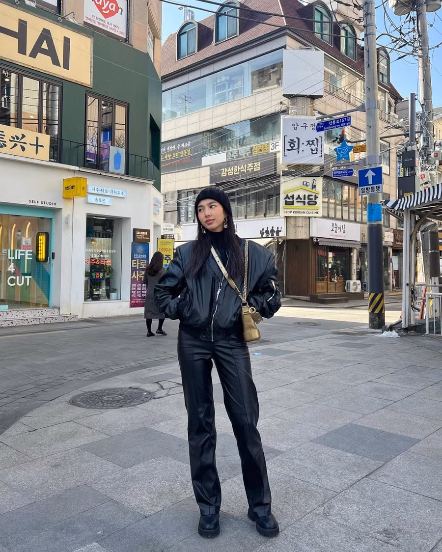 Trước đó, nàng hoa hậu sinh năm 1998 diện set đồ cá tính từ chất liệu da. Cô phối phụ kiện nổi bật để làm điểm nhấn khi xuất hiện trên phố Hongdae, Seoul. Á hậu Huyền My diện cây hàng hiệu Dior trong chuyến thăm châu Âu. Cô sử dụng khăn to bản vừa giúp giữ ấm cho cơ thể, vừa có thể làm "đạo cụ" ghi lại những bức hình đẹp. Hương Giang cũng chọn Hàn Quốc là địa điểm du Xuân trong năm mới. Cô làm điệu với chiếc mũ lông và được khen trẻ trung khi diện mốt áo phao to.