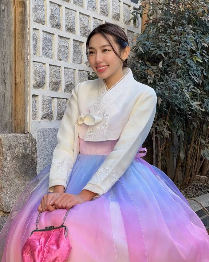Hoa hậu Thùy Tiên được khen ngọt ngào khi diện Hanbok khi du lịch Hàn Quốc. Cô chọn cách trang điểm trong trẻo với lớp nền tự nhiên.