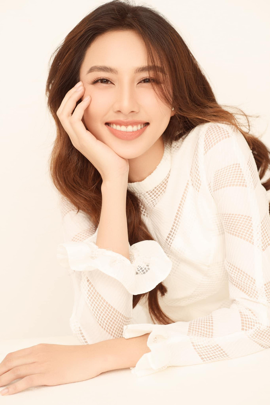 Nàng hậu sinh năm 1998 sở hữu nụ cười rạng rỡ và làn da căng bóng. Nàng hậu sinh năm 1998 sở hữu nụ cười rạng rỡ và làn da căng bóng.