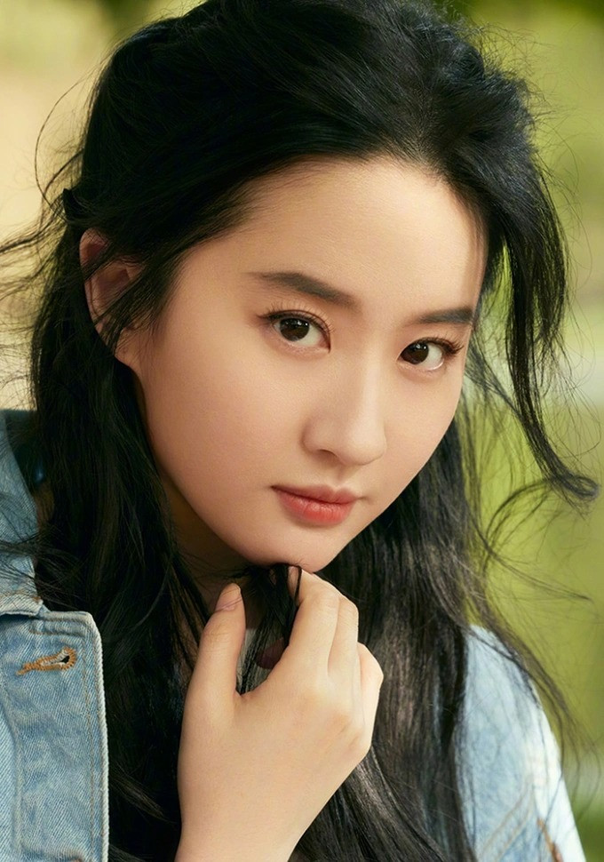 Lưu Diệc Phi tiết lộ, cô có thói quen rửa mặt bằng nước khoáng có ga. Độ pH của loại nước này là 5.5, tương đương độ pH của da, giúp làm sạch mà không gây khô da. Lưu Diệc Phi tiết lộ, cô có thói quen rửa mặt bằng nước khoáng có ga. Độ pH của loại nước này là 5.5, tương đương độ pH của da, giúp làm sạch mà không gây khô da.
