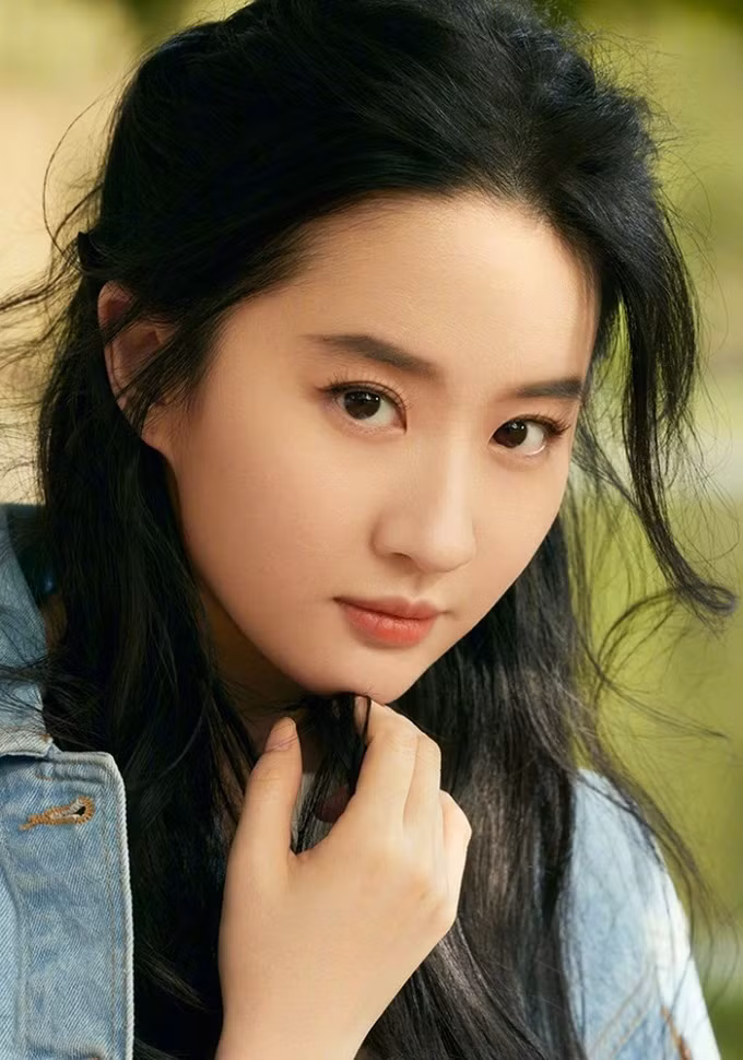 Lưu Diệc Phi tiết lộ, cô có thói quen rửa mặt bằng nước khoáng có ga. Độ pH của loại nước này là 5.5, tương đương độ pH của da, giúp làm sạch mà không gây khô da.