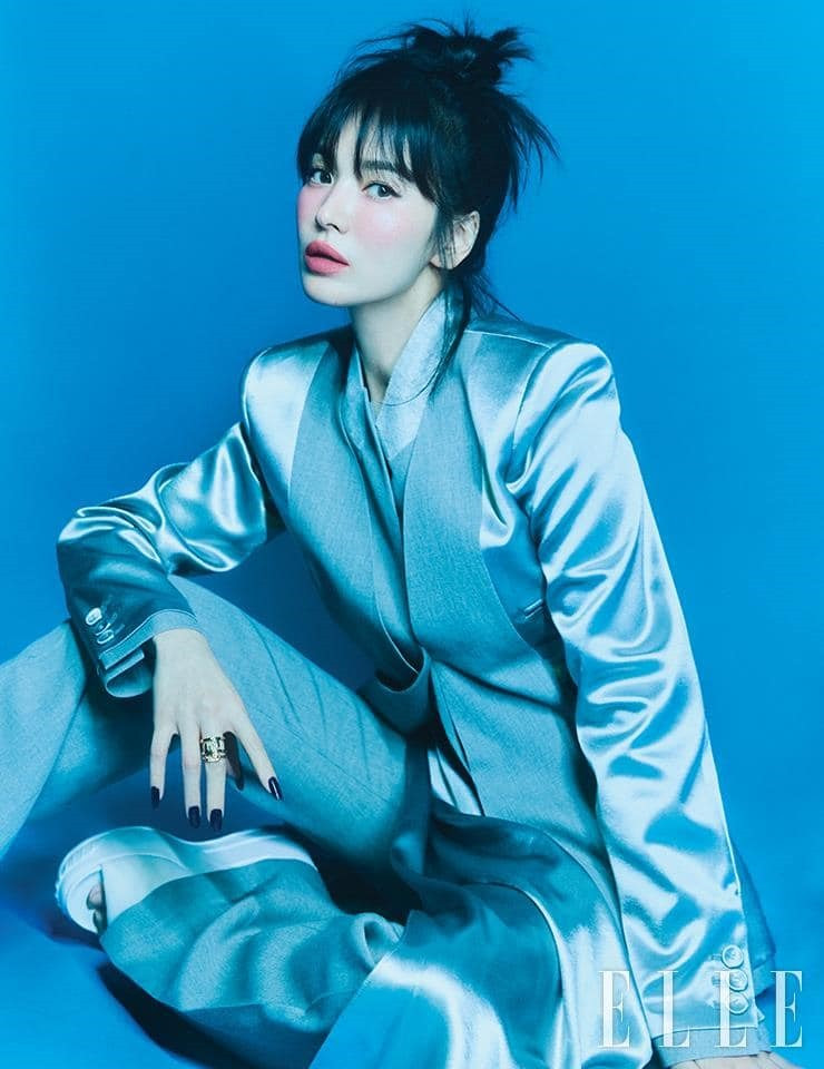 Song Hye Kyo cho có cuộc sống nhẹ nhàng sau biến cố hôn nhân, cô tiết lộ: "Tất cả bạn bè của tôi đều nuôi chó con, vì vậy chúng tôi thường đến những khuôn viên có thiết kế dành cho chó con, uống một ly rượu, nói chuyện, nghe nhạc và tận hưởng thiên nhiên. Tôi xả stress như thế". Song Hye Kyo cho có cuộc sống nhẹ nhàng sau biến cố hôn nhân, cô tiết lộ: "Tất cả bạn bè của tôi đều nuôi chó con, vì vậy chúng tôi thường đến những khuôn viên có thiết kế dành cho chó con, uống một ly rượu, nói chuyện, nghe nhạc và tận hưởng thiên nhiên. Tôi xả stress như thế".