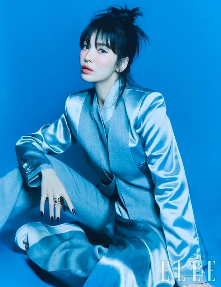 Song Hye Kyo cho có cuộc sống nhẹ nhàng sau biến cố hôn nhân, cô tiết lộ: "Tất cả bạn bè của tôi đều nuôi chó con, vì vậy chúng tôi thường đến những khuôn viên có thiết kế dành cho chó con, uống một ly rượu, nói chuyện, nghe nhạc và tận hưởng thiên nhiên. Tôi xả stress như thế".