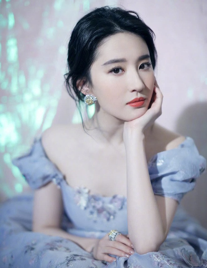 Cô thường xuyên bổ sung thịt gà, cá, các loại động vật có vỏ, trái cây có múi, quả mọng... giúp tăng sinh collagen. Cô thường xuyên bổ sung thịt gà, cá, các loại động vật có vỏ, trái cây có múi, quả mọng... giúp tăng sinh collagen.