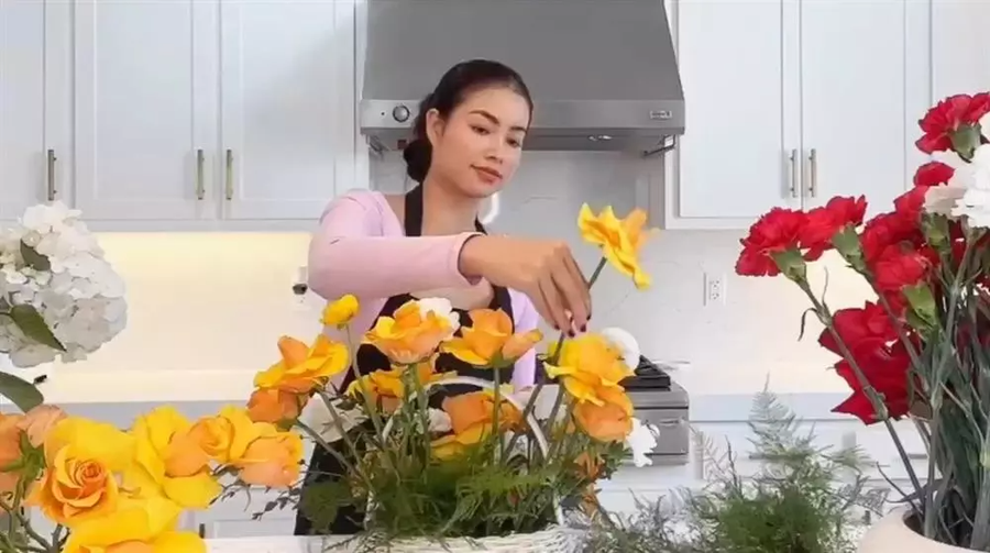 Phạm Hương chia sẻ sở thích cắm hoa, nhiều nguồn tin cho rằng, cô đã mở shop bán hoa để thỏa sức với đam mê. Phạm Hương chia sẻ sở thích cắm hoa, nhiều nguồn tin cho rằng, cô đã mở shop bán hoa để thỏa sức với đam mê.