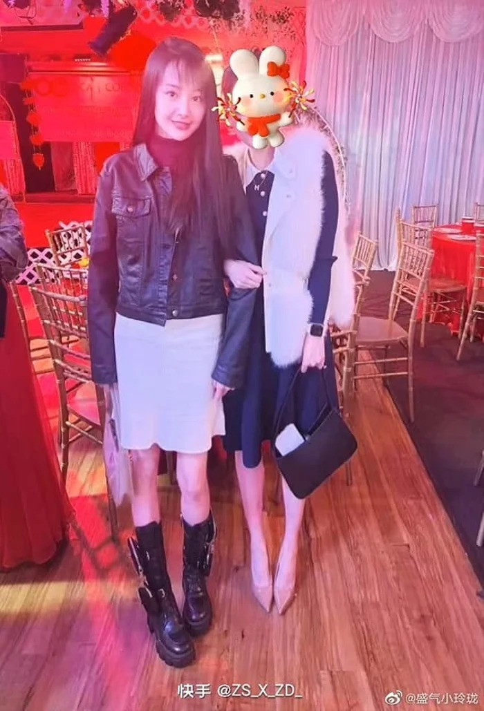 Cô diện đồ trẻ trung, trang điểm nhẹ khi xuất hiện.